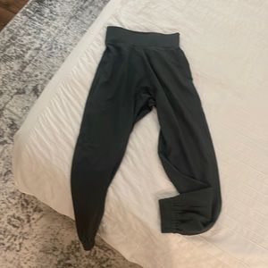 Halara size small joggers never worn!!!!